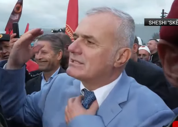 Bujar Leskaj në protestën për UÇK sulmon qeverinë: Ministrat e Ramës janë njerëz negativë
