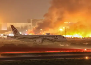 VIDEO / Zjarri përpin aeroportin, kryeqyteti mbulohet nga tymi i zi