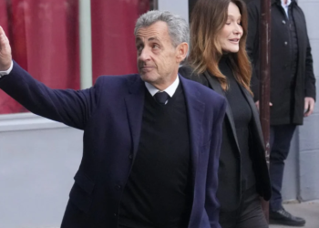 Britma, ushtrime dhe dy oficerë në qelinë ngjitur… si ishte nata e parë e Sarkozy në burg
