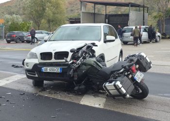 U përplasën nga një makinë në Pogradec-Korçë, turistët francezë dërgohen drejt Traumës