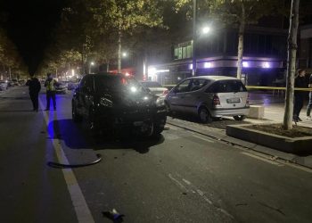 I dehuri me Porsche i merr jetën 17-vjeçarit në Vlorë, familjarët në dyert e morgut: Nuk na japin trupin e djalit