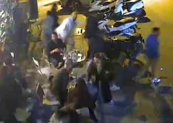 VIDEO | Banorë që vrapojnë dhe ndërtesa që dridhen, dalin pamje nga tërmeti i fuqishëm në Turqi