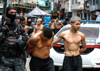 Mbi 2500 policë mësyjnë favelat e Rios, 64 të vdekur nga operacioni kundër bandave në Brazil