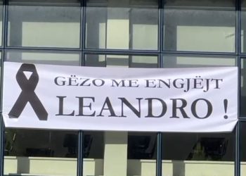 VIDEO / “Gëzo me Engjëjt Leandro!” Ditë zie në gjimnazin “Ali Demi” në Vlorë