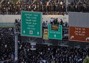 “Paralizohet” Jeruzalemi, rreth 200 mijë ultra-ortodoksë në protestë, vdes një 15-vjeçar