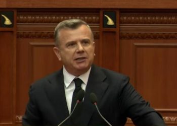 “Ulesh me këta në tavoline dhe u shan bukën”, Balla “shpërthen”ndaj Shehajt: Kur e ke shkollë nate Parlamentin, nuk më kupton!