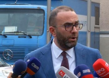 “Ngatërroi grupin në WhatsApp”/ Bardhi nxjerr mesazhin e Ballës: Ndërprerja e Kuvendit skenar, urdhëroi deputetët e PS të vinin për..