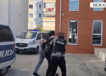 VIDEO / I gjenden 1.5 kg kokainë në banesë, prangoset 27-vjeçari