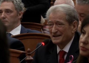 Drejtësia në Kuvend/ “Lejoni pyetjet”, Berisha: Kanë frikë se do i pyes për bisedat me Mario Çelën e kostumet e Altin Hajrit