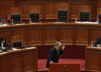 Socialistët ‘tallen’ me Berishën në Kuvend/ Balla publikon videon e kryedemokratit: Në foltore e nuk e kupton se nga i vjen zëri