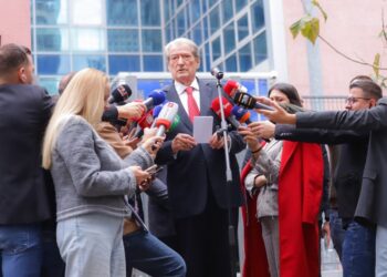 Publikoi në qeli foton e Vangjush Dakos, por më pas e fshiu/ Berisha: Nuk merrem me intimitete