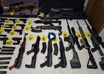 VIDEO / 12 pistoleta, 6 automatikë e 5 snajpera! Zbulohet arsenal i frikshëm në Tiranë, pranga 34-vjeçarit
