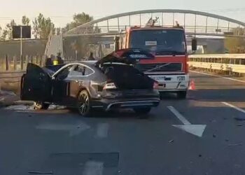 Aksident pranë mbikalimit të Patokut në Laç, lëndohen dy persona