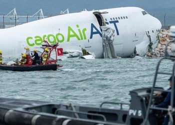 Avioni del nga pista dhe vret 2 anëtarë të stafit të aeroportit, më pas përfundon në det