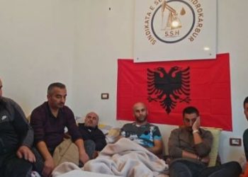 Flasin grevistët e Marinzës: Rrogat e mbi 400 naftëtarëve sa rroga e një kinezi tek Bankers