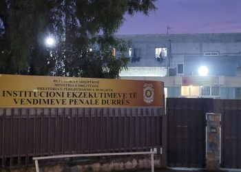 Kontroll i befasishëm në burgun e Durrësit/ Gjenden 5 iPhone në dyert e dusheve, i përkisnin 3 të dënuarve (EMRAT)