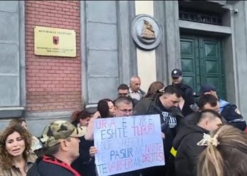 “Uria e tyre turpi i një shteti të pasur me naftë..”/ Naftëtarët në grevë prej 10 ditësh, qytetarët protestë te Ministria