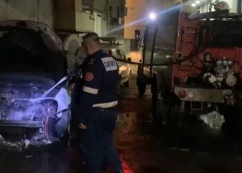 Shkrumbohet tërësisht nga flakët makina në Lezhë, dyshimet e para të policisë