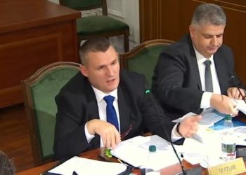 ‘I vjen rrotull Kryeministrisë, por arreston liderët e opozitës’, Dumani përplaset me Strazimirin: Ndihem i fyer, sepse…