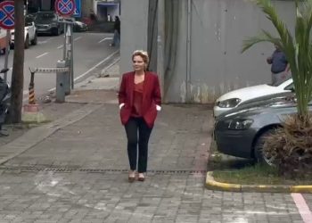 E buzëqeshur dhe me duar në xhepa, Monika Kryemadhi shkon në GJKKO