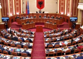 “Pushkë ndaj kundërshtarëve të kryeministrit”/ Deputetët e PD në kor kundër Dumanit: Mashtrues ordiner, e urdhëron Rama