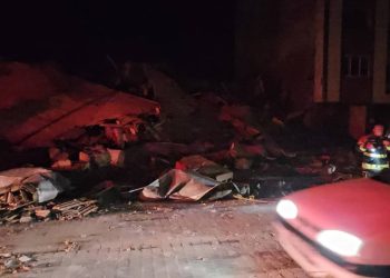 Tërmeti me magnitudë 6.1 shkatërron ndërtesa në Turqi, vijojnë kërkimet nën gërmadha