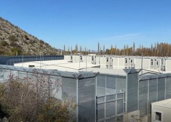 “Të shohim nëse funksionojnë”/ Deputetët italianë vizitojnë kampin e emigrantëve në Gjadër