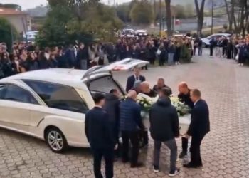 Vdiq në rrethana ende të paqarta, i jepet lamtumira e fundit 19-vjeçarit shqiptar që ndërroi jetë në Itali (VIDEO)