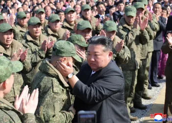 Në lot për ushtarët e vrarë në Rusi, por Kim Jong Un nuk i ndahet Putinit (VIDEO)