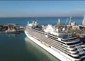“Pallati lundrues” luksoz mbërrin në Portin e Durrësit, zbarkojnë qindra turistë (FOTOT)