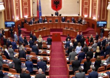 LIVE! Kuvendi, 1 minutë heshtje për gjyqtarin Kalaja. PD kërkon dorëheqjen e Koçiut! Lamallari: Ju nxisni urrejtje ndaj gjyqësorit