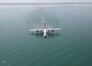 Avioni amfib AG600 përfundon stërvitjen e parë në ujë