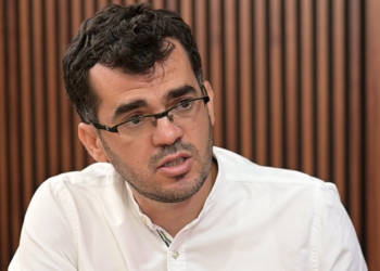 PD-ja u tall me Beratin duke i kandiduar një figurë qesharake