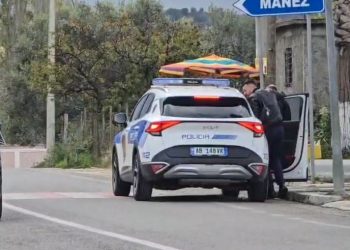 Vrasja e dyfishtë në Manëz, gjendet makina e 21 vjeçarit të arratisur/ “Me gjurmë plumbi”, ja ku e kishte fshehur..