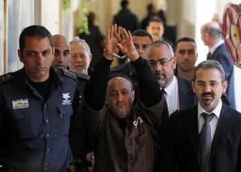 “Mandela palestinez” në qendër të negociatave: Kush është Marwan Barghouti, i burgosuri që do të sjellë paqen