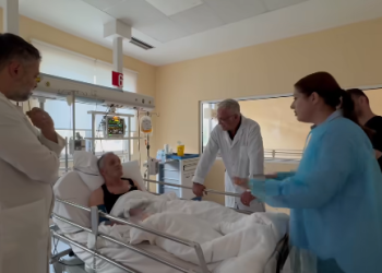 VIDEO / Manastirliu viziton Agustin Kolën, legjendën e futbollit të Tiranës: Të shkuara kampion!