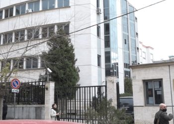 Bebja humbi jetën te “Koço Gliozheni”, Prokuroria merr të pandehur 2 mjekë gjinekologë. Akuzohen për neglizhencë në..