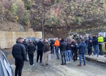 Pagat e ulëta dhe pasiguria në punë, miniatorët e Spaçit në ditën e 12 të protestës