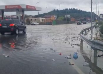 Uji pushton rrugët në Shkodër, lumi Glinë rrezikon të dalë nga shtrati, përmbyten disa banesa