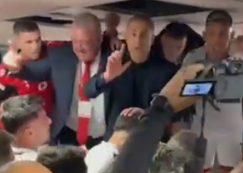 ‘O sa mirë me qenë shqiptar’ në Serbi, Sylvinho mbi tavolinë: Ju meritoni më shumë (VIDEO)