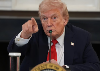 “Ti ulu aty, ti këtu, ti më lëndove, ti je e bukur” – Mirë se vini në klasën e Donald Trumpit