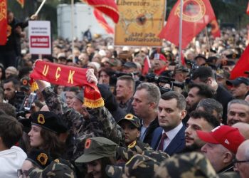The Telegraph: Mijëra njerëz protestuan në Tiranë ndaj gjykatës së Hagës që ndjek penalisht UÇK