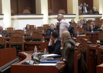 VIDEO/ Ulsi Manja “zhvishet” në mes të Kuvendit: Hajt të shohim kostumi i kujt kushton më shumë