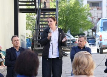 Manastirliu me banorët e Tiranës: Më shumë hapësira publike për fëmijët e të moshuarit!