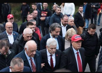 Pse koordinatori i protestës, Shkëlqim Hajdari, kishte në kokë kapelen e Trump?!