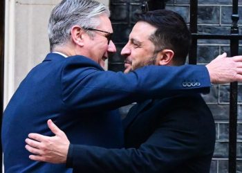 Përqafimi mes Zelenskyt dhe Starmerit, BBC: Një mesazh i qartë…