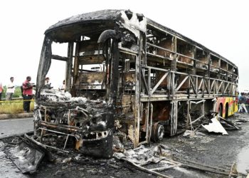 Aksidenti horror! Autobusi përplaset dhe shpërthen në flakë, 25 të vdekur