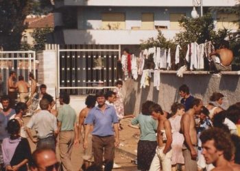 VIDEO/ Ky ishte plani për të çarë ambasadën me kamion në vitin 1990! Rrëfimi rrëqethës i gazetarit..