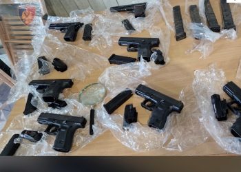 Tirana në alarm, eksperti i kriminalistikës zbulon se kush po e ‘përmbyt’ Shqipërinë me armë…