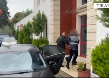 VIDEO/ Prezantohej si punonjës i forcave speciale të Policisë, arrestohet 43-vjeçari i armatosur në Tiranë